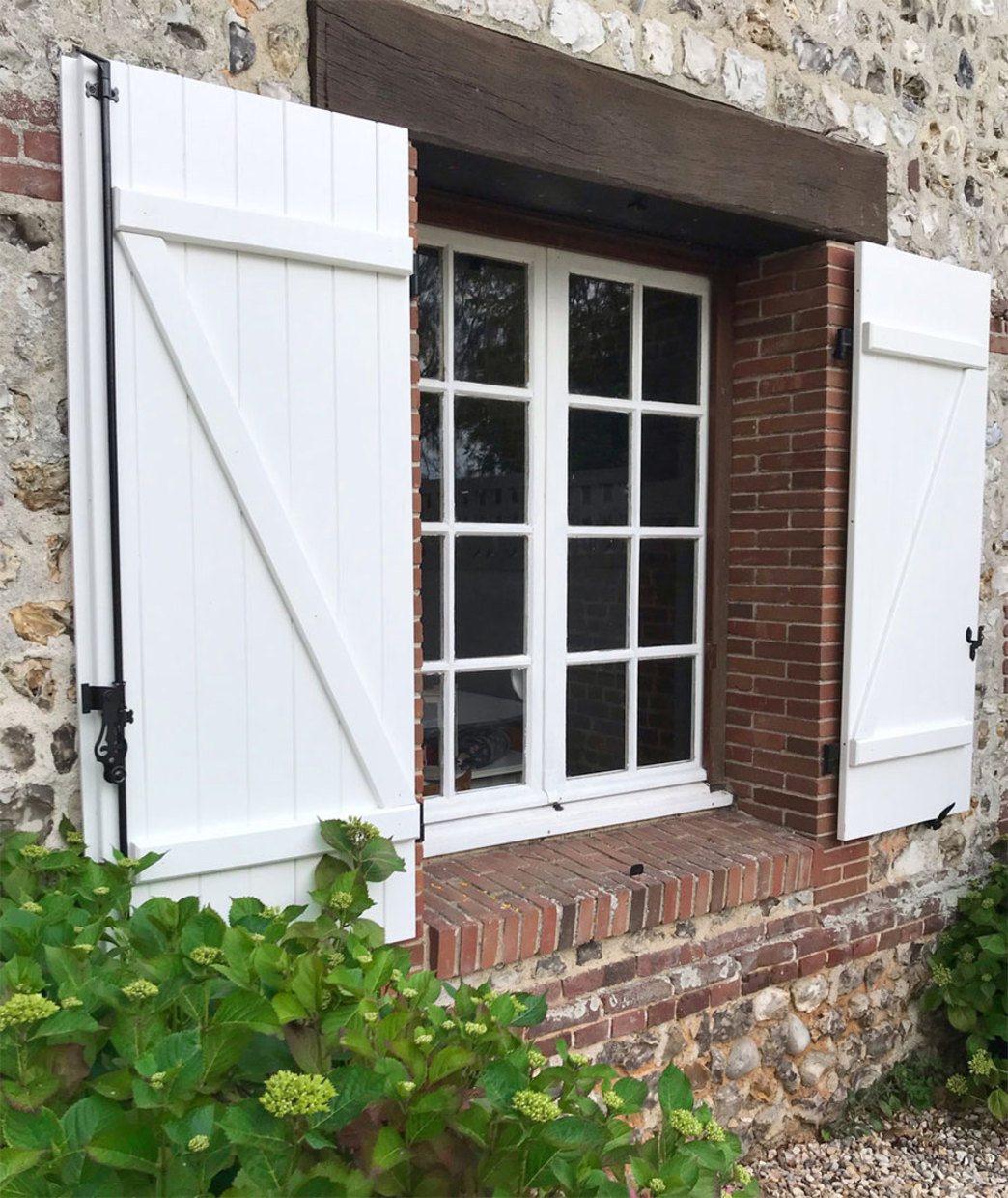 Volets bois blanc barres et écharpes