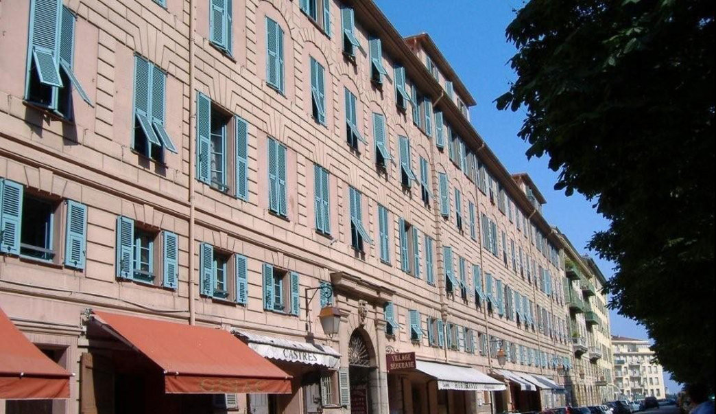 Volets bois niçois avec portisol.