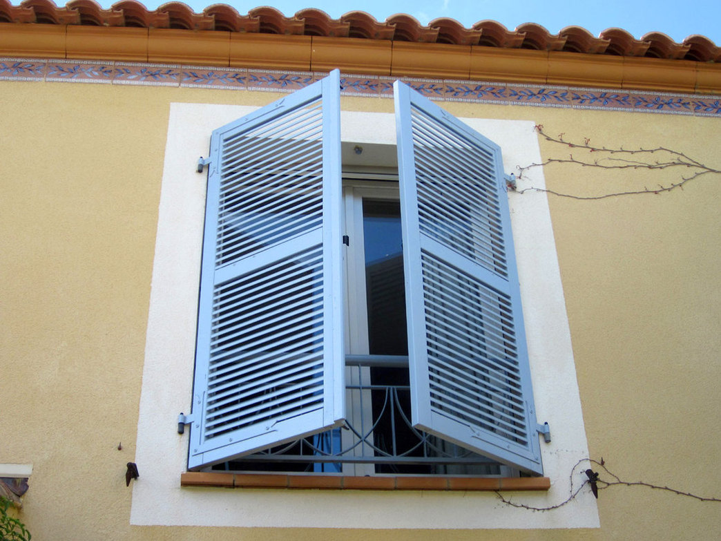 Volets bois persiennés avec travers intermédiaire.