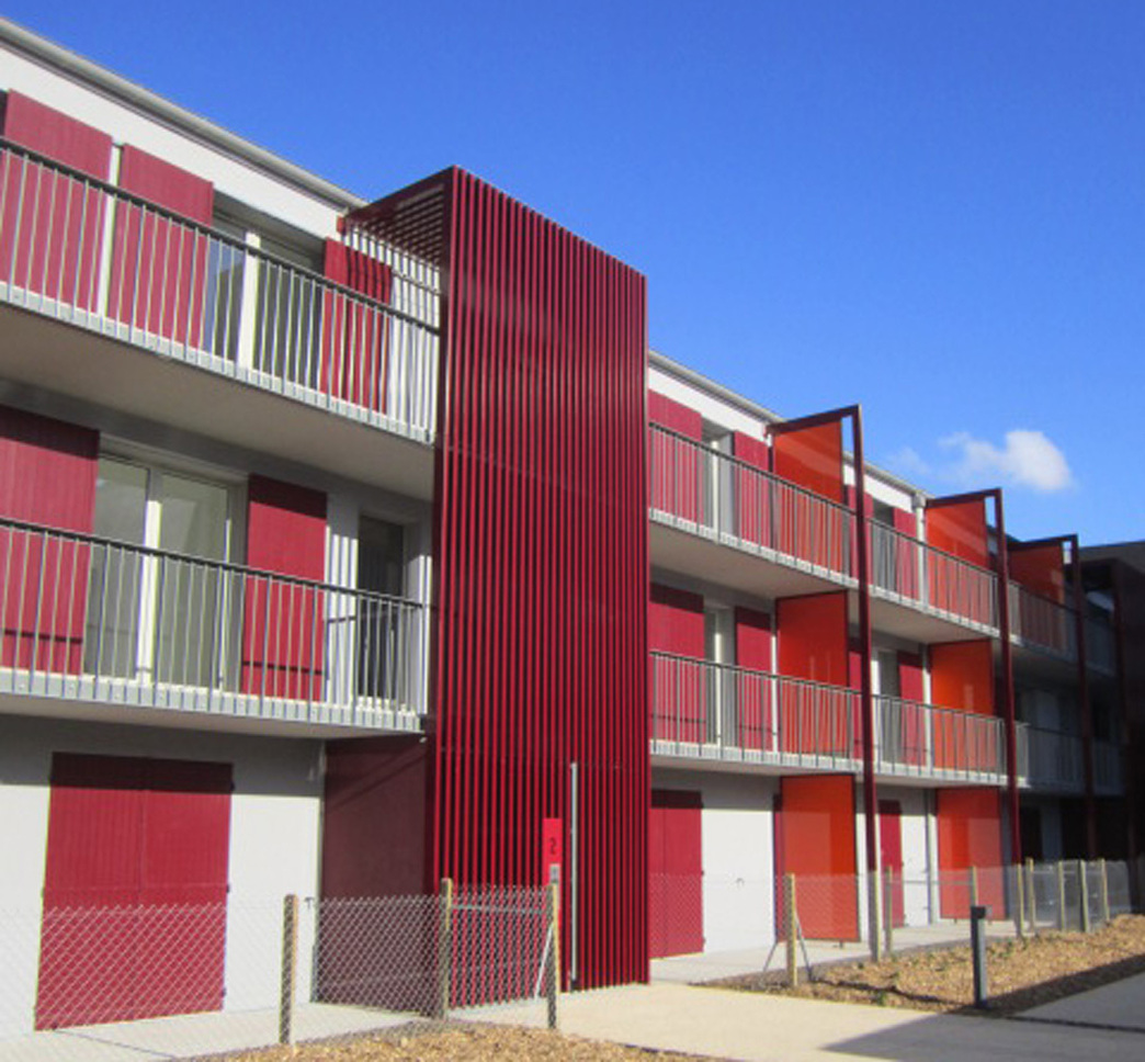 Volets battants coulissants en sapin du nord, laqués rouge