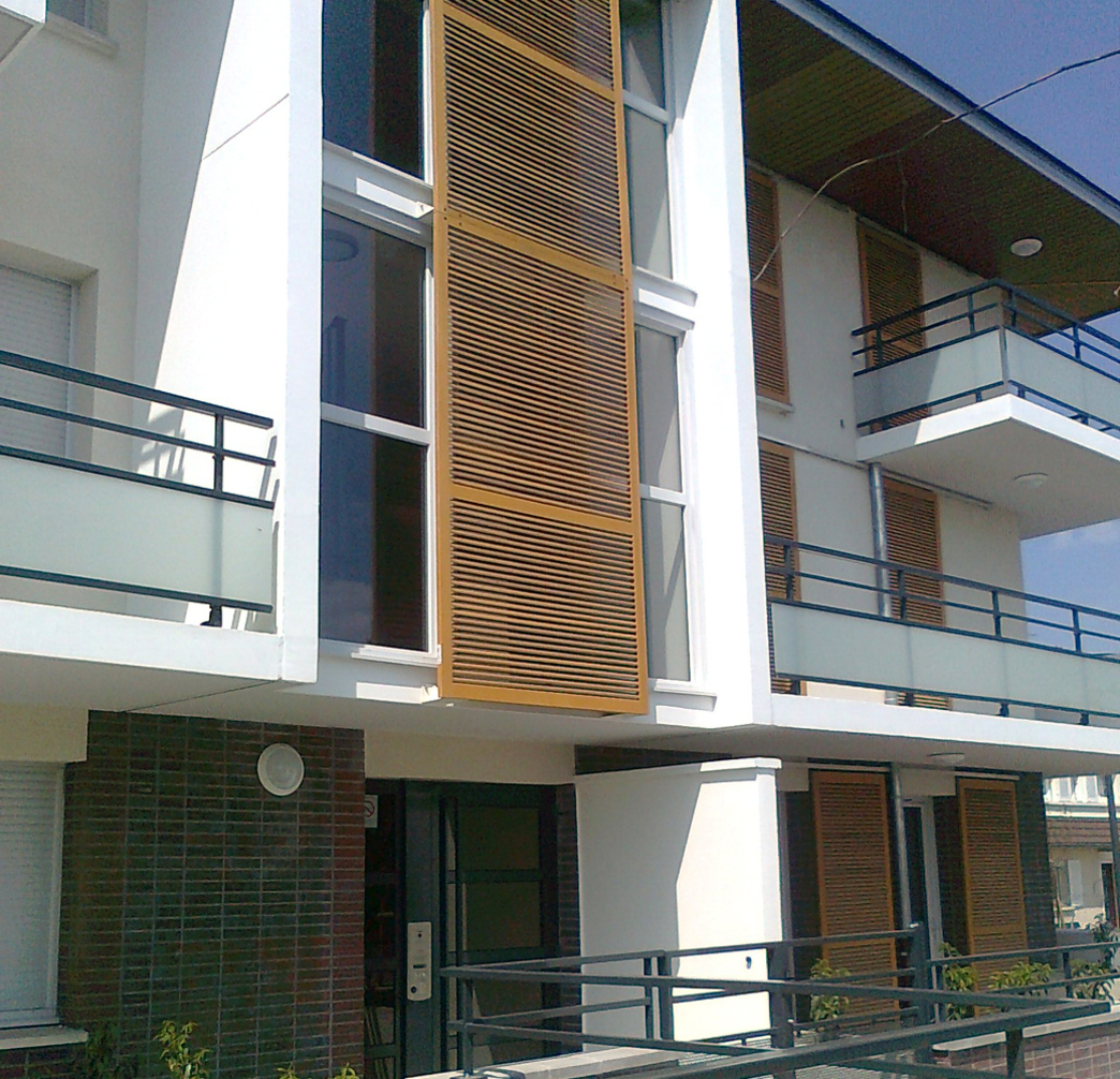 Volets coulissants persiennés à lames à la française