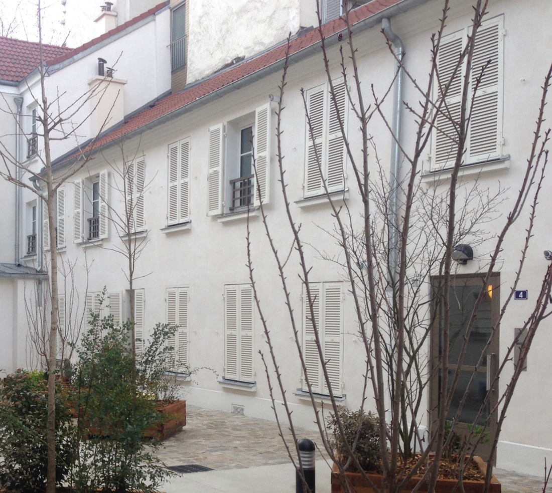 Volets persiennés en bois laqué