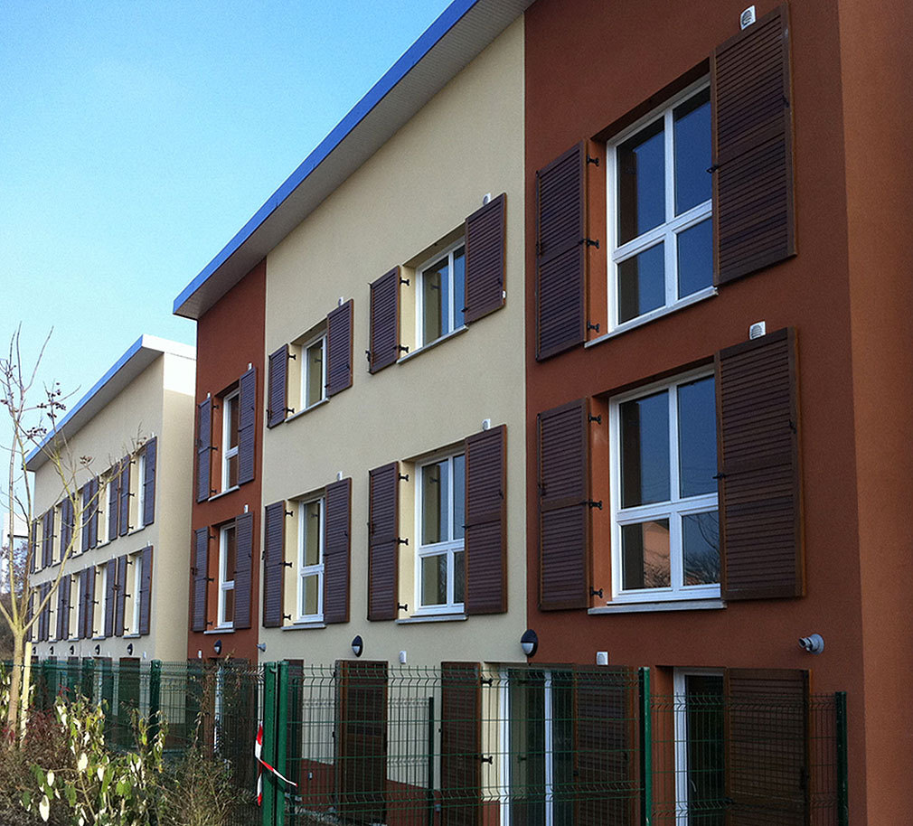 Volets persiennés à lames jointives en sapin du nord


