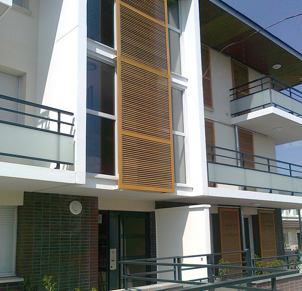 Volets coulissants persiennés à lames à la française