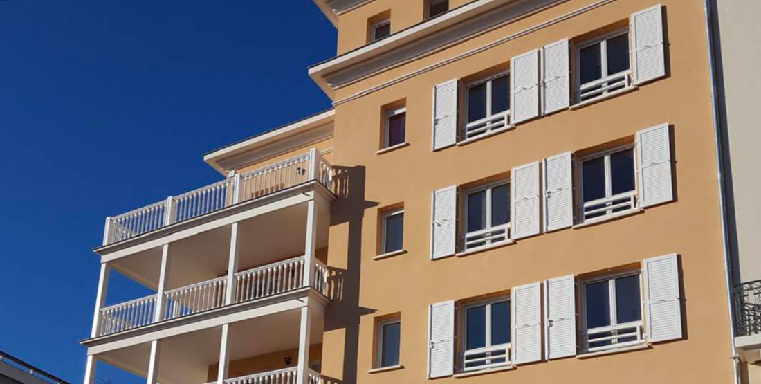 Volets bois persiennes.