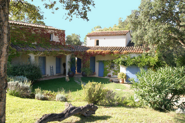 Volets bois et portes de garage bleus.